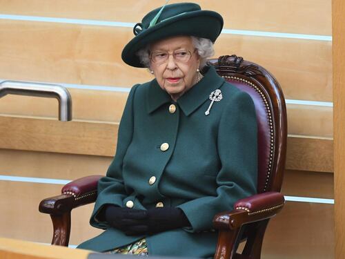 La Regina come Greta. "I leader parlano ma non fanno niente"
