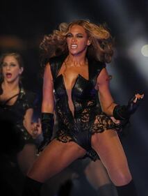 Khloé Kardashian sfida Beyoncé a suon di Lato B 15
