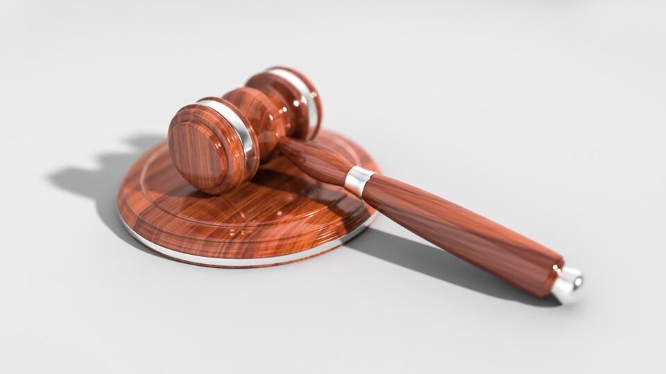 Macerata, faceva sesso con l'amico della figlia 14enne: madre patteggia due anni