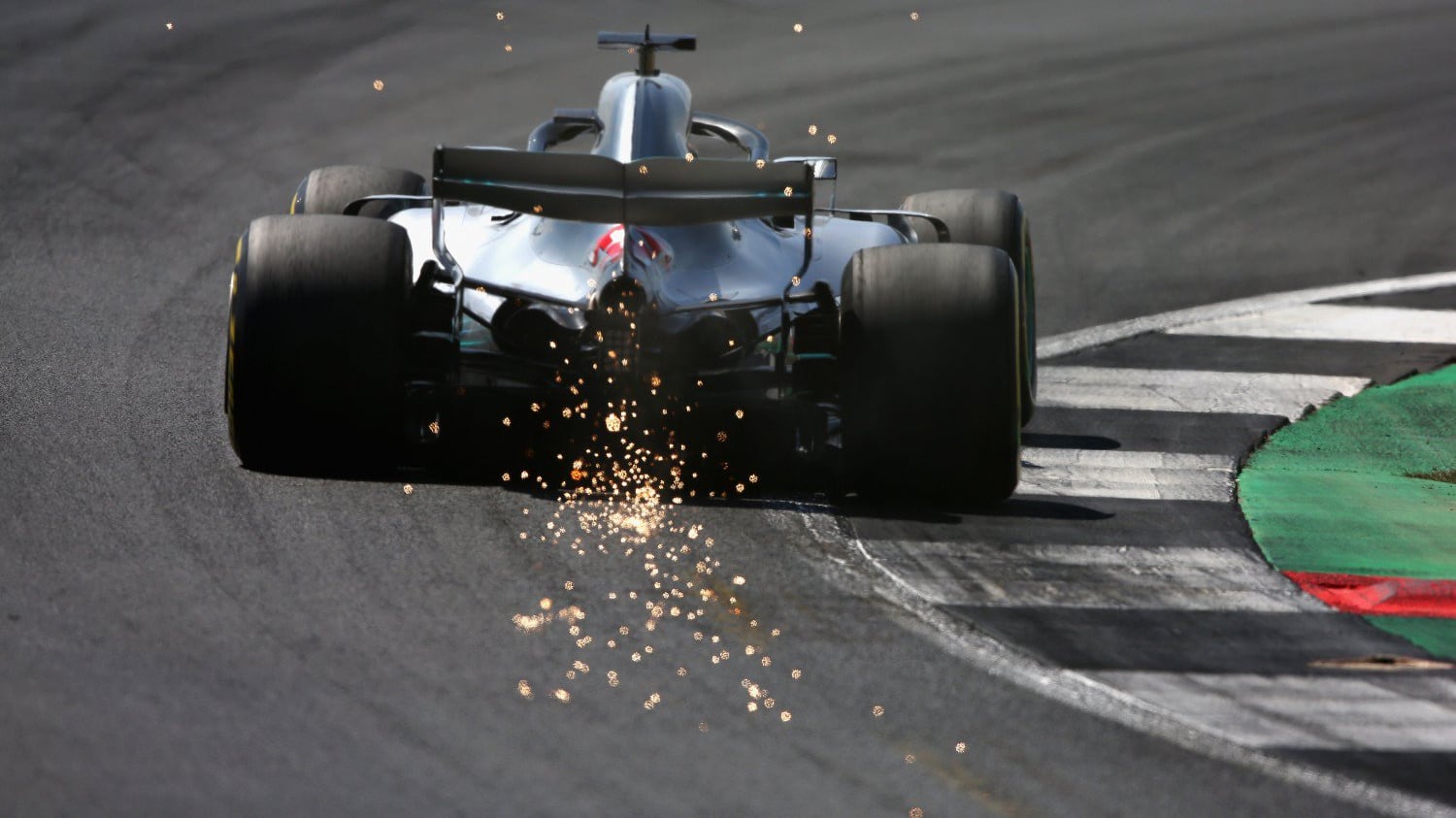 Più Ferrari di Vettel. Più Lewis di Mercedes. È un botta e risposta