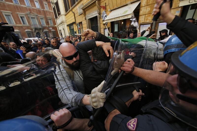 Scontri davanti la sede del Pd in Via del Nazareno 18
