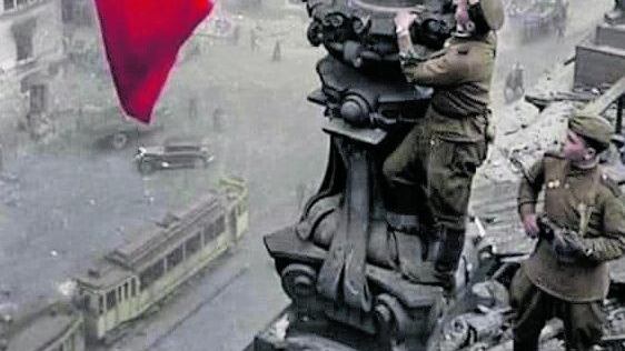 "Ricordare le vittime". Nazismo e comunismo per l'Europa pari sono. Crisi d'identità nel Pd