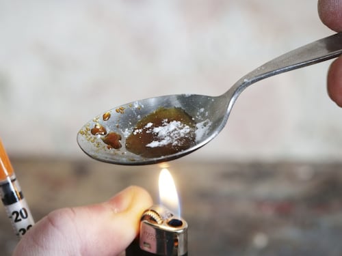 Dosi da sniffare a soli 5 euro. Tra i giovani è allarme eroina