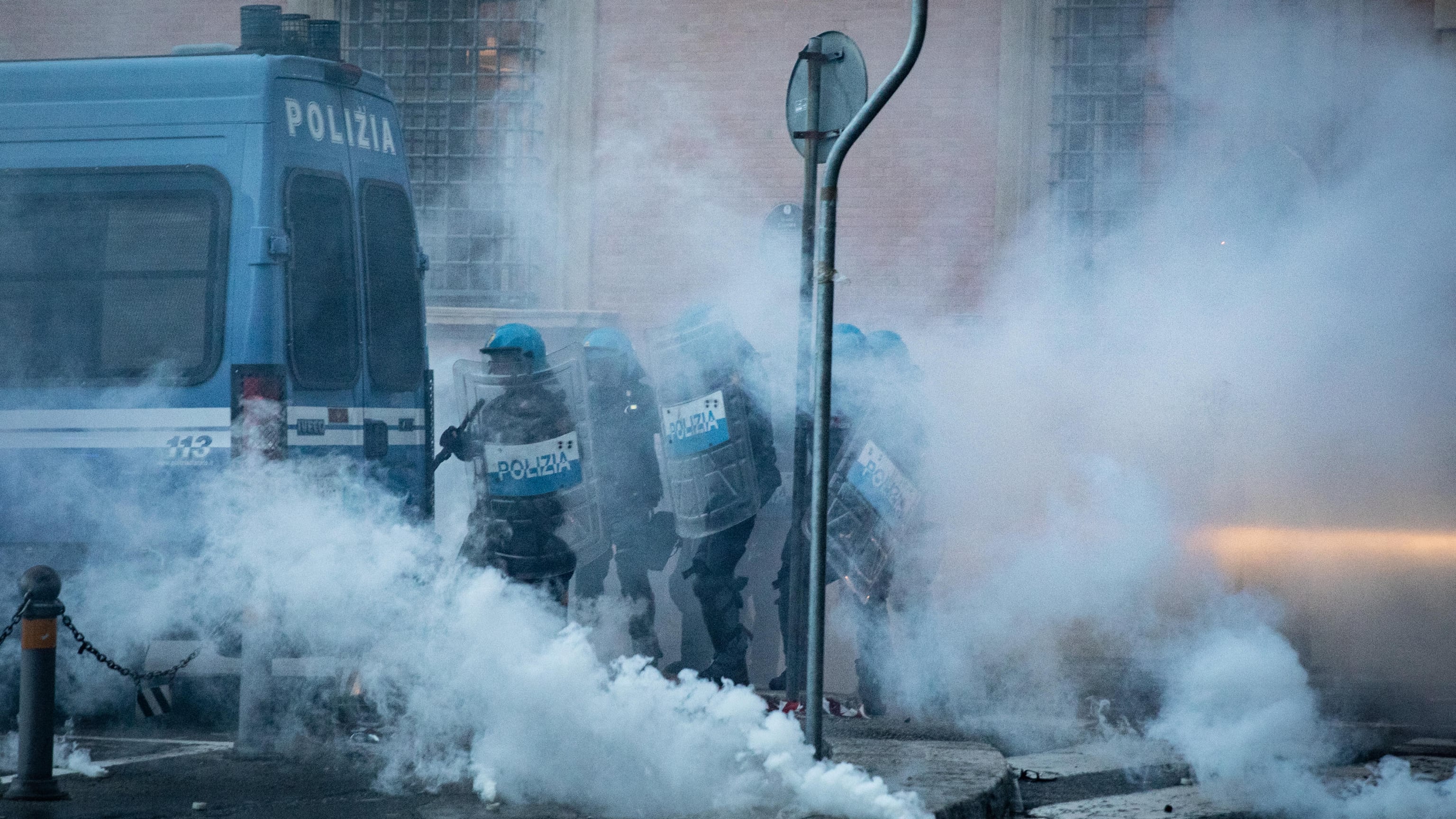 Bologna a ferro e fuoco, bufera su Lepore: "Deve dimettersi". Salvini: “Sinistra irresponsabile”