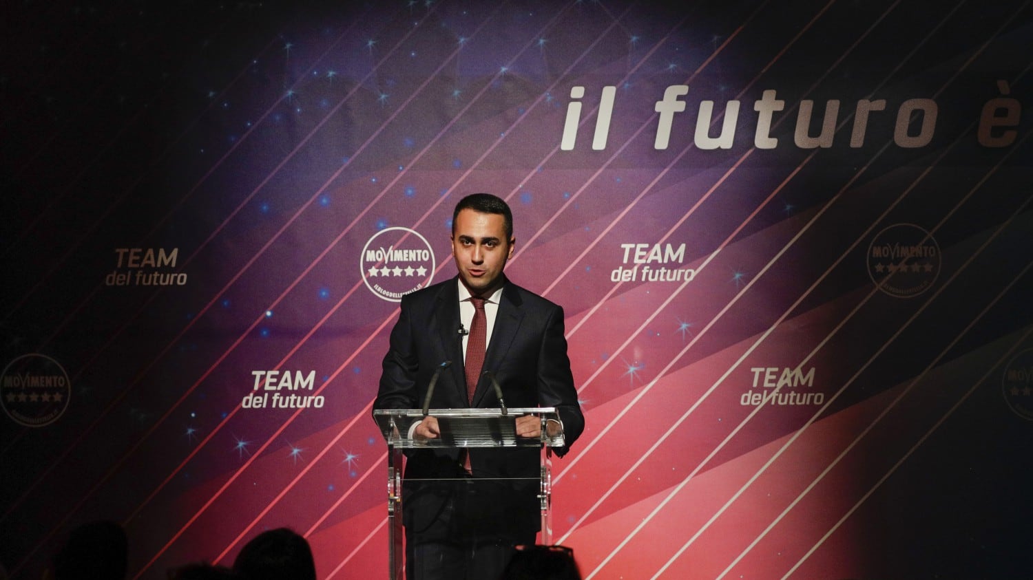 Di Maio lascia, ma attacca: "I peggiori nemici all'interno"