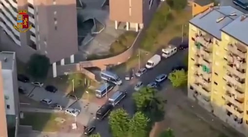 Blitz delle forze dell'ordine questa mattina in via Bolla 3