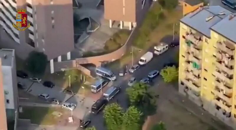 Blitz delle forze dell'ordine questa mattina in via Bolla 3