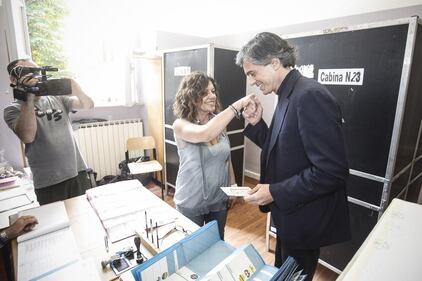 Alfio galantuomo: al seggio baciamano a tutte le donne 1