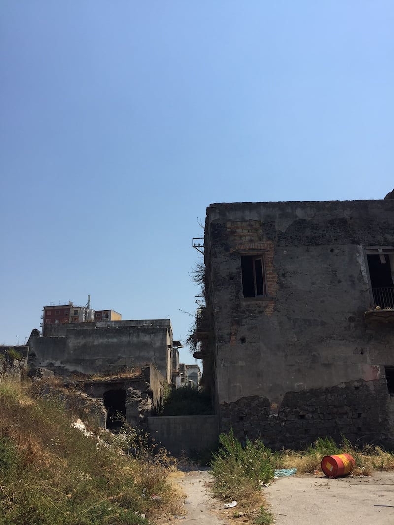 Nel centro di Torre Annunziata, "Pompei moderna" fatta di ruderi abitati 8