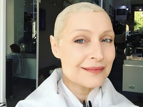 Sabrina Paravicini, la foto dal parrucchiere dopo le chemio fa il pieno di like