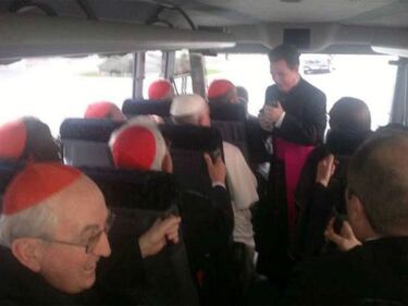 Il Papa sul pulmino coi cardinali 1