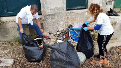 Una spiaggia piena di plastica affoga Santa Flavia 2
