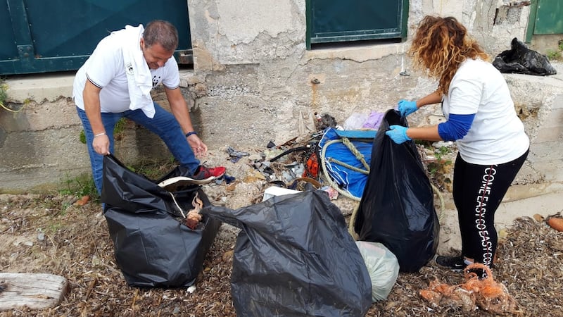 Una spiaggia piena di plastica affoga Santa Flavia 2
