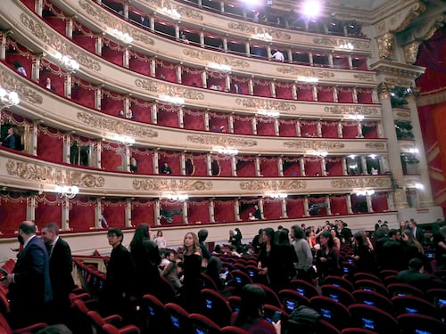 Gridò a teatro "Palestina libera". La Scala licenzia la maschera