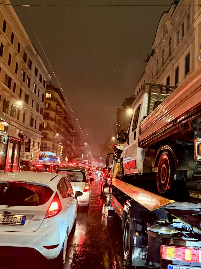 Roma paralizzata tra bomba d'acqua e scioperi 1