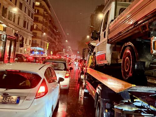 Roma paralizzata tra bomba d'acqua e scioperi