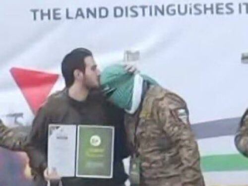 L'ultimo sfregio di Hamas. L'ostaggio costretto a baciare la testa di due miliziani di Hamas