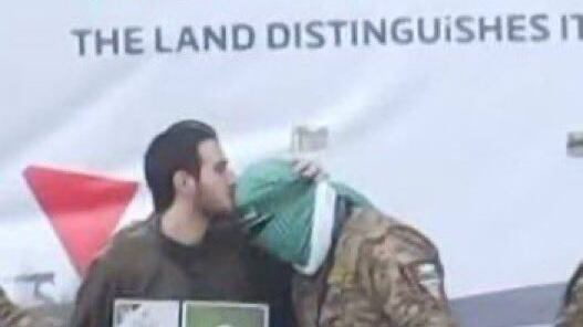 L'ostaggio e il bacio obbligato. Slitta il rilascio dei palestinesi