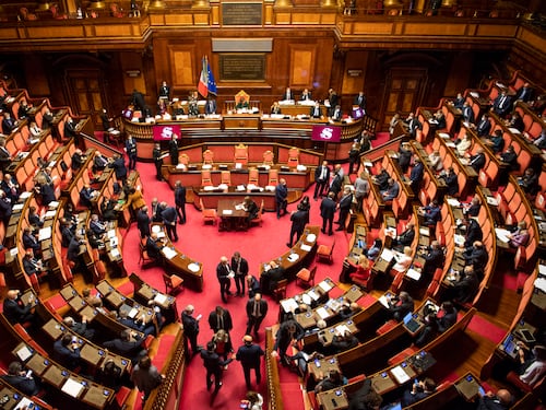 Iran, il M5S si astiene dalla risoluzione contro la repressione del regime: è l'unico partito
