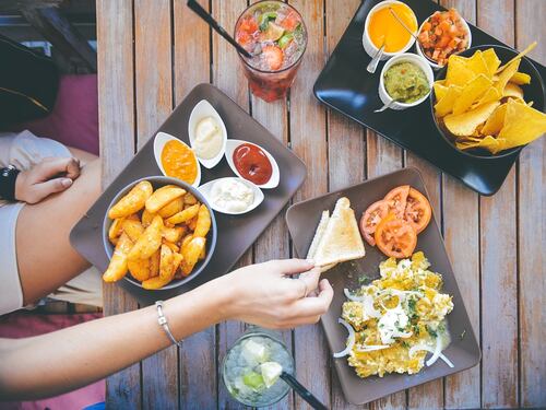 Le abitudini alimentari che fanno ingrassare e come evitarle