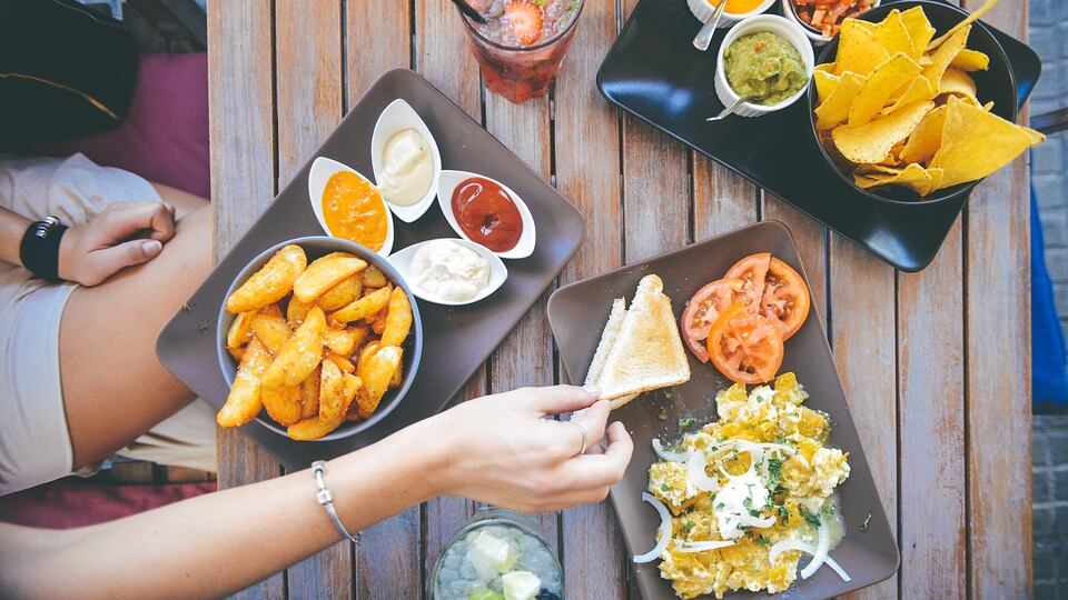 Le abitudini alimentari che fanno ingrassare e come evitarle