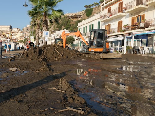 Stromboli, mare di fango dopo il nubifragio. "Colpa della fiction Rai"
