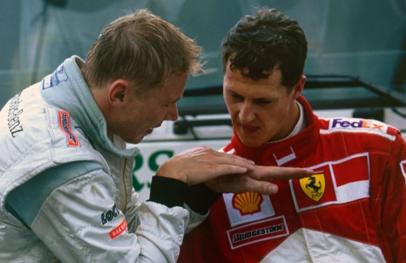 Mika Hakkinen spiega la propria manovra a Michael Schumacher