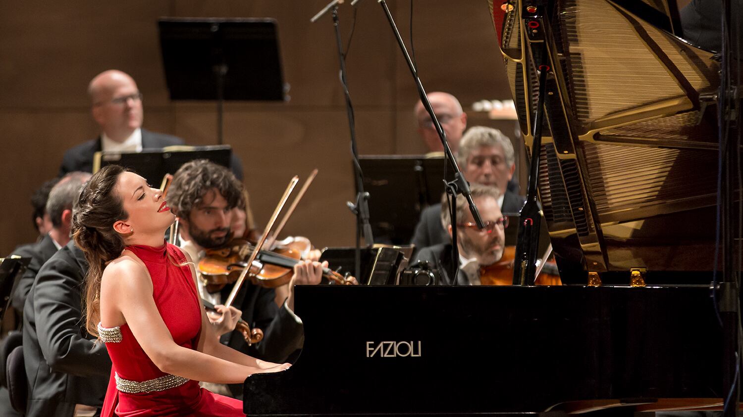 La musica per ricostruire Una pianista a fin di bene contro le ferite del sisma