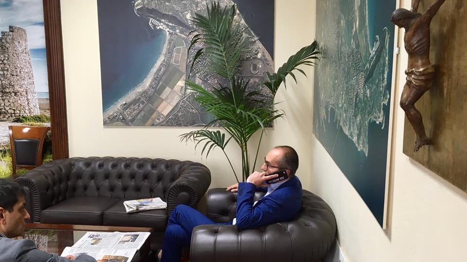 Cagliari, il neo sindaco Truzzu fa riappendere il crocifisso