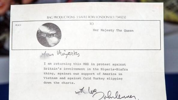 Trovata lettera di Lennon: "Sua Maestà, restituisco la medaglia"
