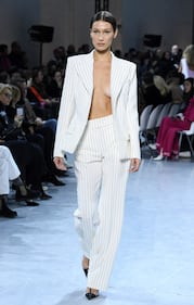 Bella Hadid sexy in passerella, foto 1