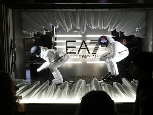 Il cubo di ghiaccio da Emporio Armani svela le divise delle Olimpiadi