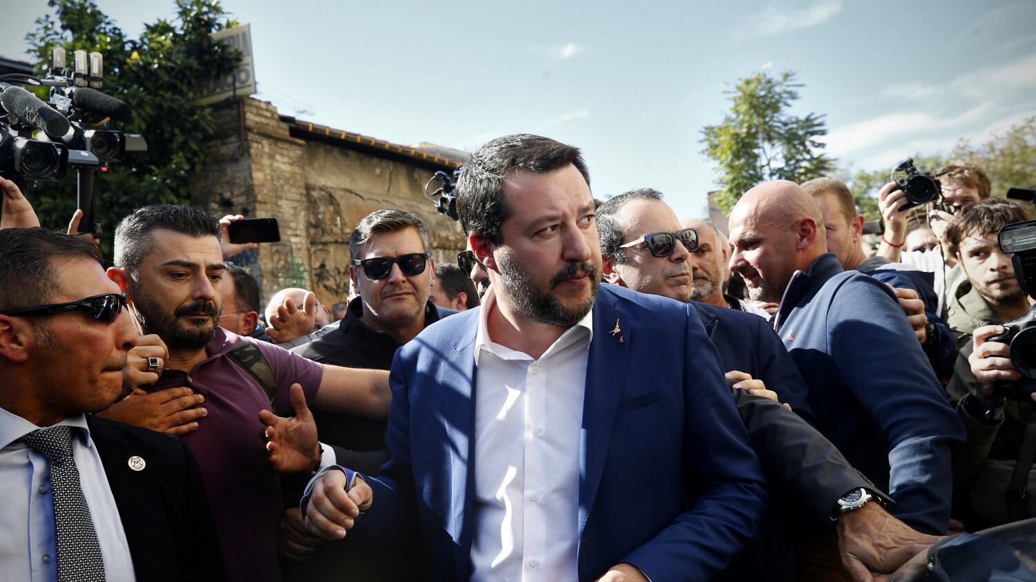 Desirée, Salvini beffa i centri sociali: torna e posa una rosa