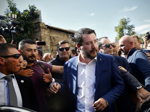 Desirée, Salvini beffa i centri sociali: torna e posa una rosa