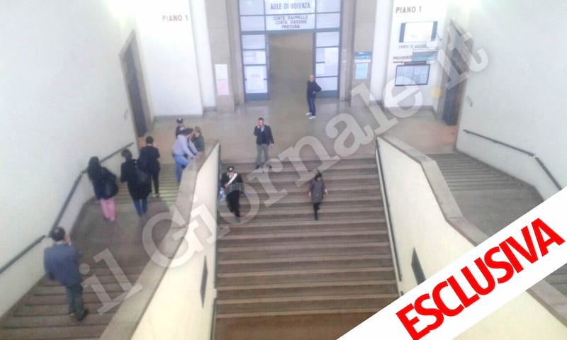 Ecco le foto scattate all'interno del tribunale 4