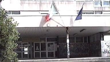 Saluto fascista nella foto di classe, ma per la preside è "goliardico"