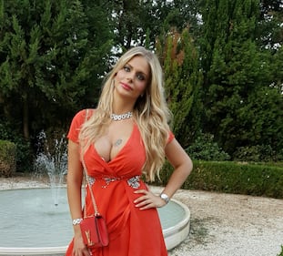 Francesca Cipriani, seno in mostra sui social 16