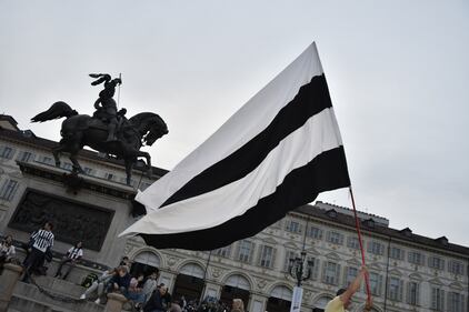 Juventus, anche i tifosi fanno festa: ecco tutte le immagini 5