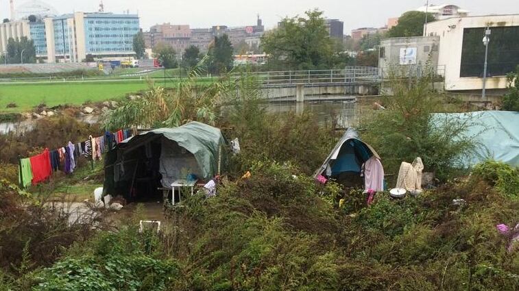 Ecco la bidonville sul Lambro. Discoteca dentro una baracca