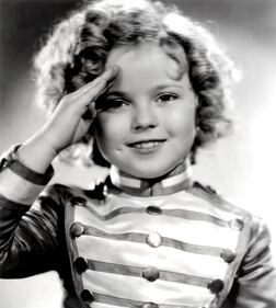 Addio ai Riccioli d'oro. Morta Shirley Temple  Nata il 23 aprile 1928 a Santa Monica, intraprese la carriera cinematografica all’età di sei anni, arrivando a girare quaranta film prima dei dodici 9