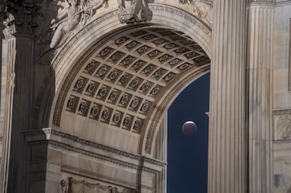 L'eclissi lunare tra i palazzi di Milano 1