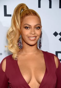 Beyoncé Knowles, seno in vista e scollo mozzafiato a New York 19