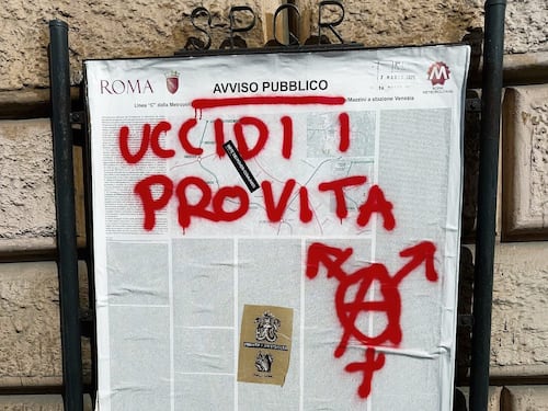 Assalti, minacce e un ordigno. Ora la Procura vuole archiviare: Pro Vita si ribella