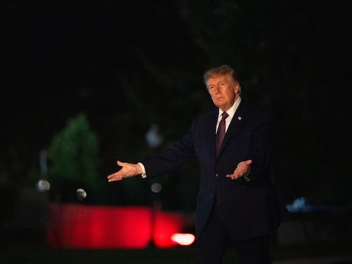Trump prepara l’escalation. Verso l’Iran 10mila soldati, i Patriot e la terza portaerei. Ed elogia Meloni: “Mi piace”