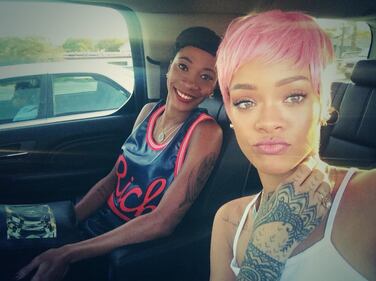 Ennesimo cambio look per Rihanna: ora capelli corti e rosa 1