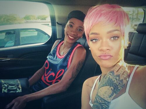 Ennesimo cambio look per Rihanna: ora capelli corti e rosa