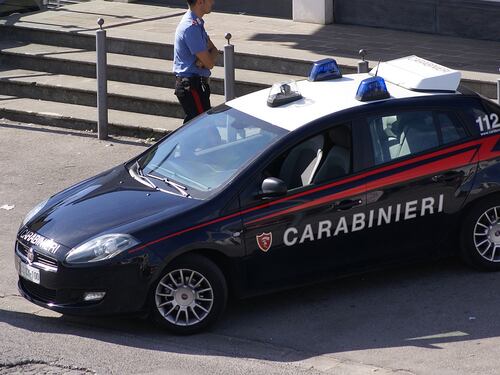 Pirata travolge 14enne e fugge: beccato grazie al gasolio su strada