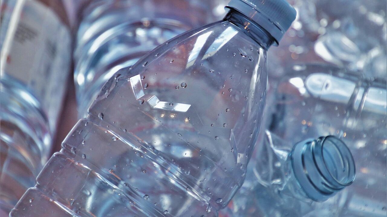 Dopo il tappo non rimovibile, le bottiglie di plastica cambiano ancora: ecco come