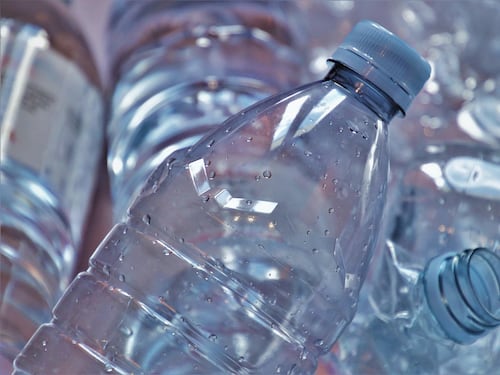 Dopo il tappo non rimovibile, le bottiglie di plastica cambiano ancora: ecco come