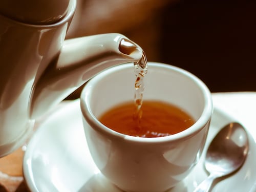 Bere caffè o tè bollenti aumenta di 3 volte il rischio di tumore: ecco quali sono i pericoli e come evitarli